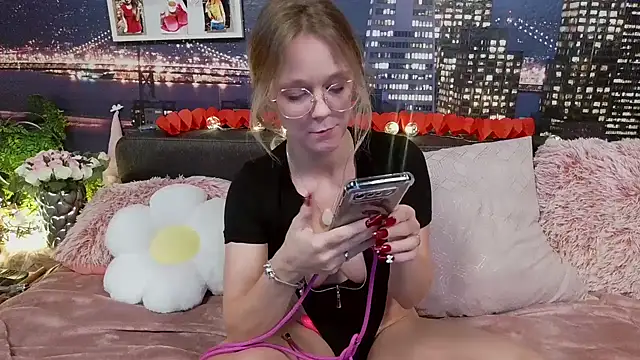 Snapshot of little-leni chatting on February 16, 2025, 2:43 pm little-leni online show from February 16, 2025, 2:43 pm