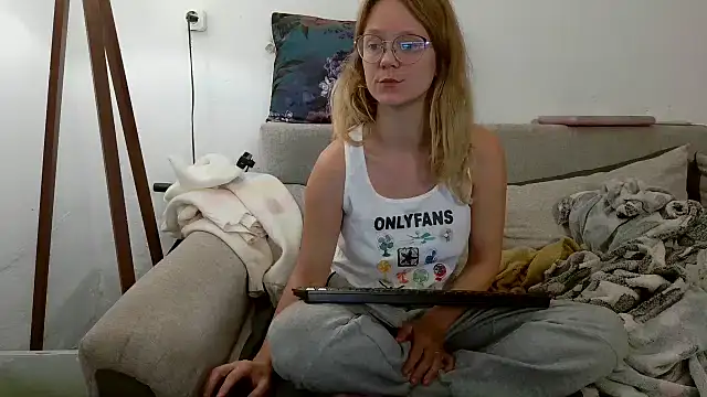 Snapshot of little-leni chatting on September 27, 2025, 8:47 pm little-leni online show from September 27, 2025, 8:47 pm