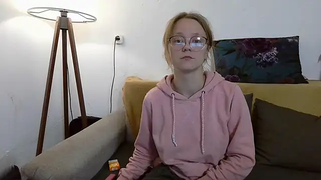 Snapshot of little-leni chatting on December 2, 2025, 7:53 pm little-leni online show from December 2, 2025, 7:53 pm