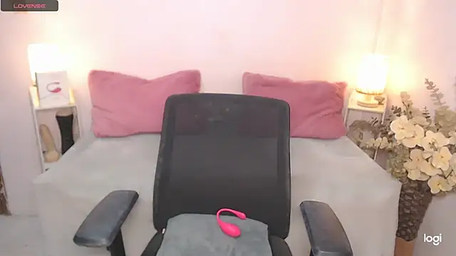 Snapshot of AmazingDREAMGirl chatting on December 16, 2024, 1:22 pm AmazingDREAMGirl online show from December 16, 2024, 1:22 pm