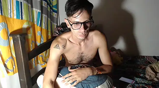 Snapshot of alisterxxx chatting on January 19, 2025, 2:57 am alisterxxx online show from January 19, 2025, 2:57 am