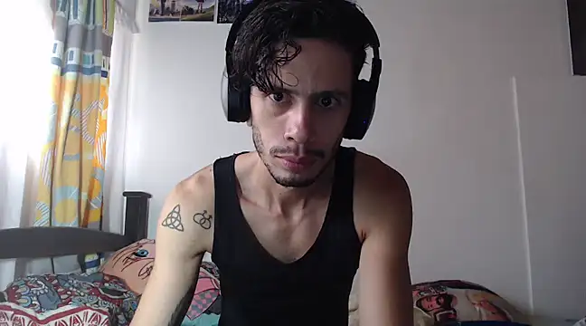 Snapshot of alisterxxx chatting on February 14, 2025, 2:12 pm alisterxxx online show from February 14, 2025, 2:12 pm