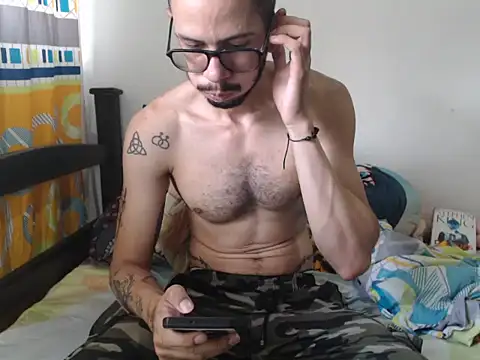 Snapshot of alisterxxx chatting on October 24, 2025, 2:35 pm alisterxxx online show from October 24, 2025, 2:35 pm