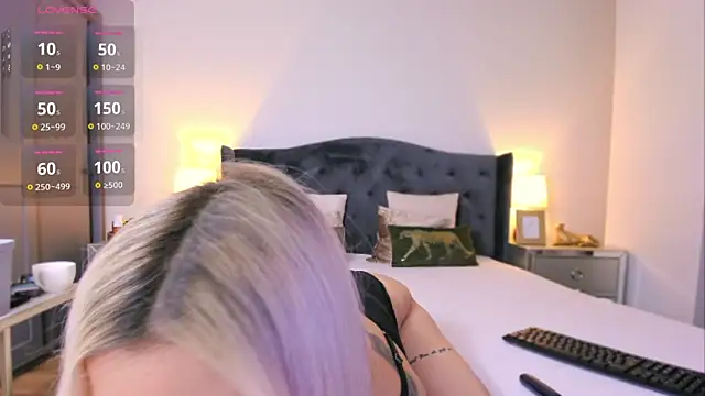 ElizzaBubble online show from April 7, 2026, 10:20 pm