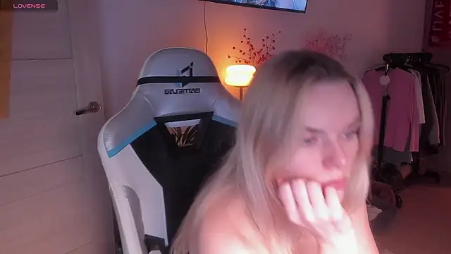 CharliSweet online show from February 10, 2025, 4:14 pm