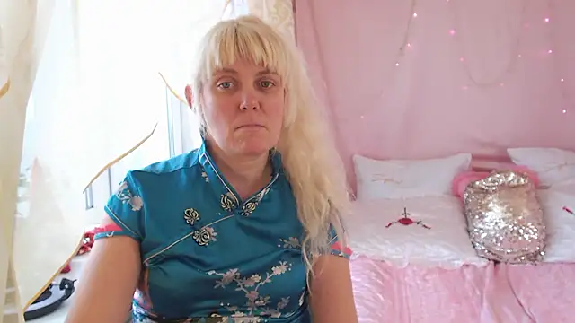 Snapshot of SunnySylvia chatting on January 18, 2026, 10:52 am SunnySylvia online show from January 18, 2026, 10:52 am