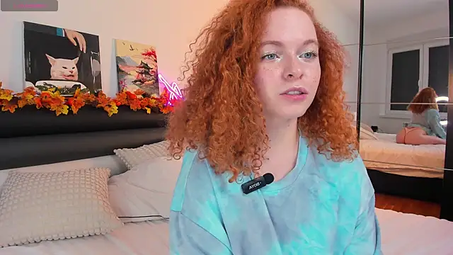 Snapshot of YammyPie chatting on October 2, 2025, 5:42 pm YammyPie online show from October 2, 2025, 5:42 pm