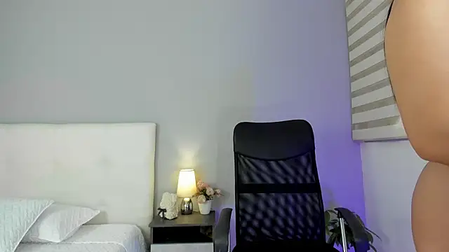 NataliaBuiles online show from February 24, 2025, 8:47 pm