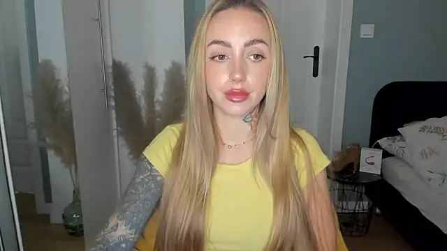 Snapshot of sexyCoralie chatting on June 12, 2026, 7:18 am sexyCoralie online show from June 12, 2026, 7:18 am