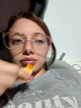 Snapshot of linda-schmidt chatting on July 24, 2026, 2:31 am linda-schmidt online show from July 24, 2026, 2:31 am