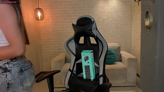 EllaClark online show from November 6, 2025, 3:13 pm