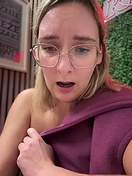 The Snowwhitee online show from March 12, 2025, 10:17 pm