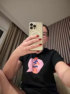 The Snowwhitee online show from October 12, 2025, 6:18 pm