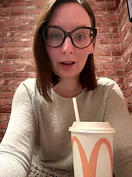 The Snowwhitee online show from December 16, 2025, 8:47 pm