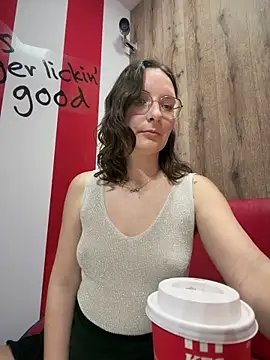 Snapshot of The_Snowwhitee chatting on April 18, 2026, 9:15 pm The Snowwhitee online show from April 18, 2026, 9:15 pm