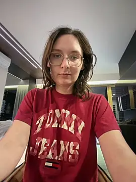 Snapshot of The_Snowwhitee chatting on May 3, 2026, 4:13 pm The Snowwhitee online show from May 3, 2026, 4:13 pm