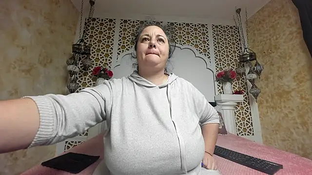 Snapshot of AleshaArabian chatting on February 12, 2026, 4:51 am AleshaArabian online show from February 12, 2026, 4:51 am