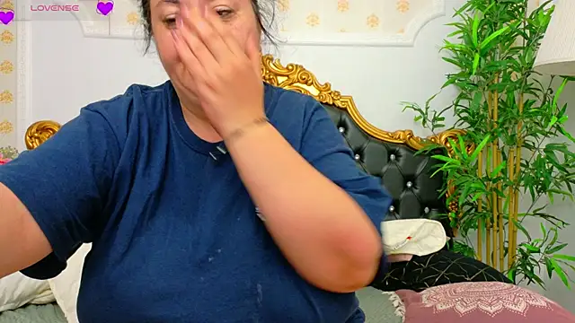 Snapshot of AleshaArabian chatting on April 10, 2026, 1:44 am AleshaArabian online show from April 10, 2026, 1:44 am