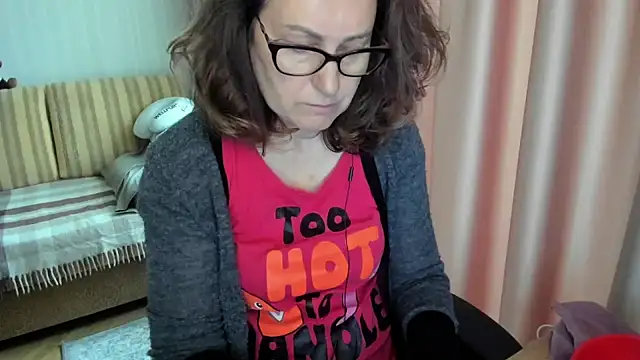 Snapshot of lauraoven chatting on May 14, 2026, 7:59 am lauraoven online show from May 14, 2026, 7:59 am