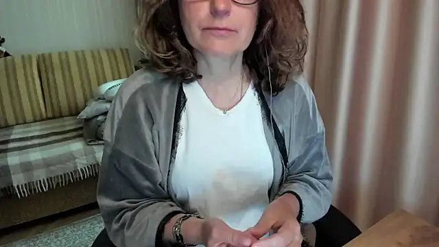 Snapshot of lauraoven chatting on May 30, 2026, 7:49 am lauraoven online show from May 30, 2026, 7:49 am