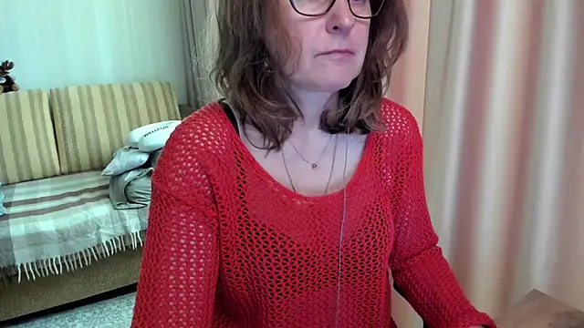 Snapshot of lauraoven chatting on June 2, 2026, 7:32 am lauraoven online show from June 2, 2026, 7:32 am
