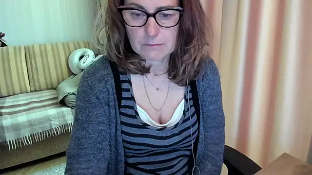 Snapshot of lauraoven chatting on June 3, 2026, 7:22 am lauraoven online show from June 3, 2026, 7:22 am
