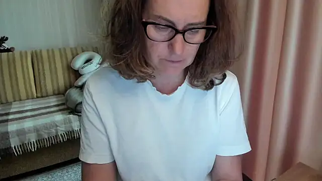 Snapshot of lauraoven chatting on June 9, 2026, 8:15 am lauraoven online show from June 9, 2026, 8:15 am