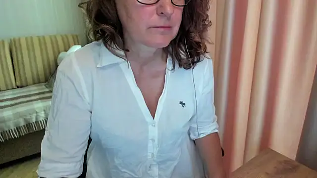 Snapshot of lauraoven chatting on July 17, 2026, 7:15 am lauraoven online show from July 17, 2026, 7:15 am
