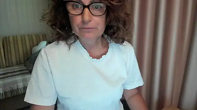 Snapshot of lauraoven chatting on July 21, 2026, 11:56 am lauraoven online show from July 21, 2026, 11:56 am