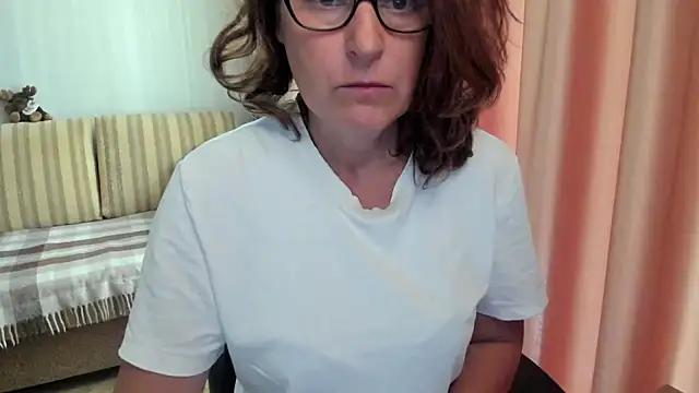 Snapshot of lauraoven chatting on July 29, 2026, 6:55 am lauraoven online show from July 29, 2026, 6:55 am