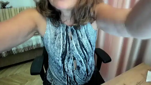 Snapshot of lauraoven chatting on August 4, 2026, 1:25 pm lauraoven online show from August 4, 2026, 1:25 pm