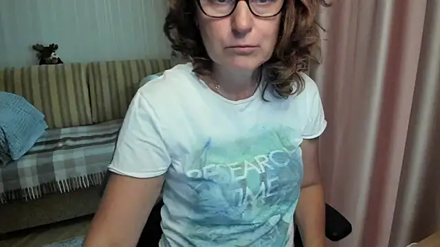Snapshot of lauraoven chatting on August 6, 2026, 3:36 pm lauraoven online show from August 6, 2026, 3:36 pm