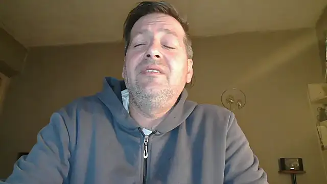 Snapshot of matrikes1 chatting on March 25, 2026, 4:57 pm matrikes1 online show from March 25, 2026, 4:57 pm