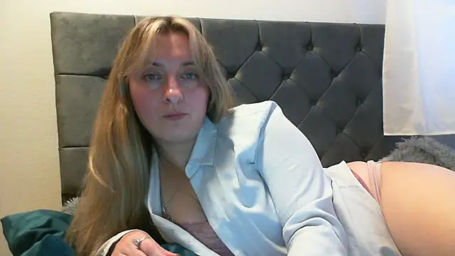 SusanCurt online show from October 26, 2025, 4:24 pm