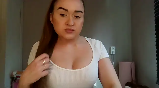 Snapshot of avajade chatting on February 24, 2025, 11:43 am avajade online show from February 24, 2025, 11:43 am