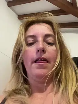Snapshot of moniquerainx chatting on April 20, 2026, 3:37 pm moniquerainx online show from April 20, 2026, 3:37 pm