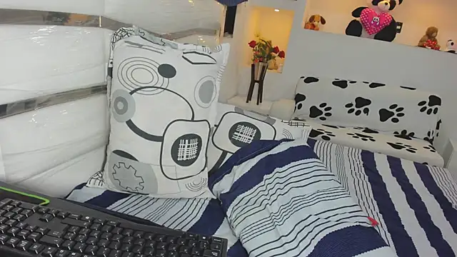Snapshot of yina-rosse chatting on May 12, 2026, 9:56 pm yina-rosse online show from May 12, 2026, 9:56 pm