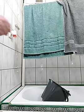 Snapshot of MlodyDres chatting on October 7, 2025, 6:43 am MlodyDres online show from October 7, 2025, 6:43 am