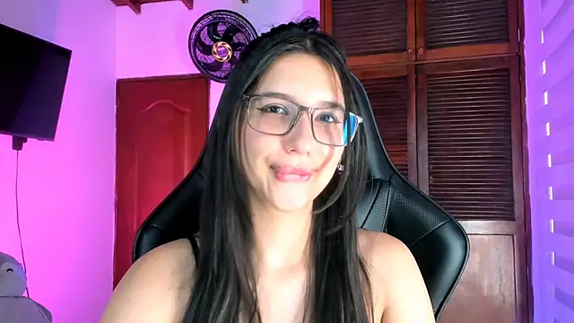 Snapshot of Luniverse chatting on November 5, 2025, 8:42 pm Luniverse online show from November 5, 2025, 8:42 pm