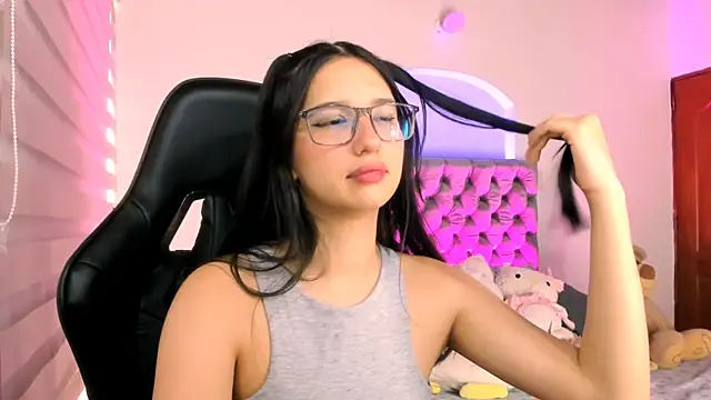 Snapshot of Luniverse chatting on December 4, 2025, 8:28 pm Luniverse online show from December 4, 2025, 8:28 pm