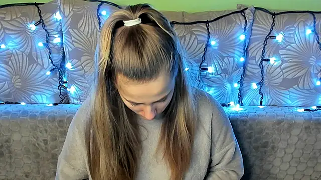 Snapshot of MaggieCake chatting on December 3, 2024, 3:30 am MaggieCake online show from December 3, 2024, 3:30 am