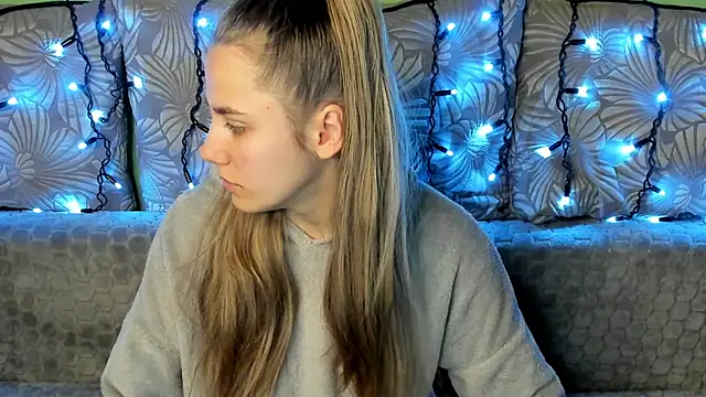 Snapshot of MaggieCake chatting on December 5, 2024, 2:53 am MaggieCake online show from December 5, 2024, 2:53 am