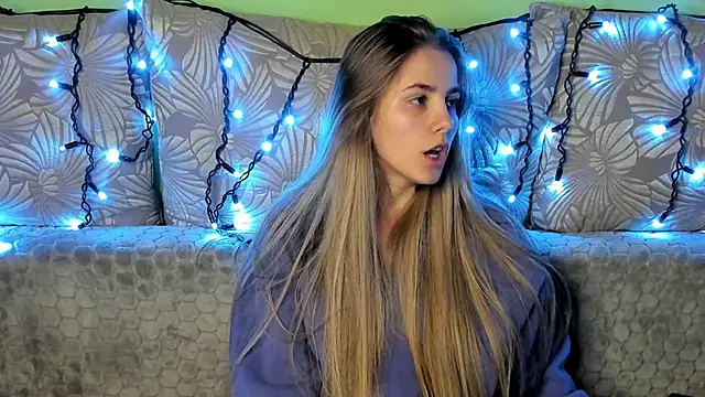 Snapshot of MaggieCake chatting on December 10, 2024, 3:41 am MaggieCake online show from December 10, 2024, 3:41 am