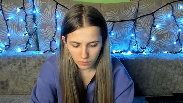 Snapshot of MaggieCake chatting on December 12, 2024, 3:43 am MaggieCake online show from December 12, 2024, 3:43 am