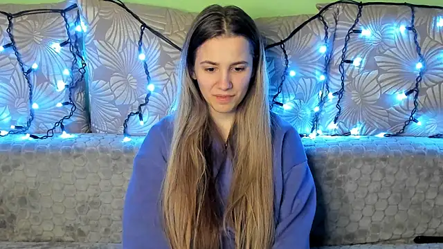 Snapshot of MaggieCake chatting on December 13, 2024, 4:43 am MaggieCake online show from December 13, 2024, 4:43 am