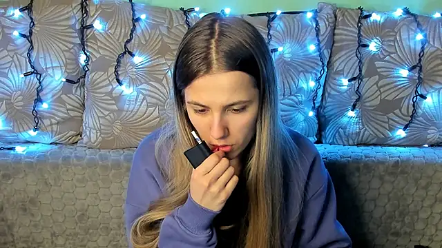 Snapshot of MaggieCake chatting on December 14, 2024, 12:22 am MaggieCake online show from December 14, 2024, 12:22 am