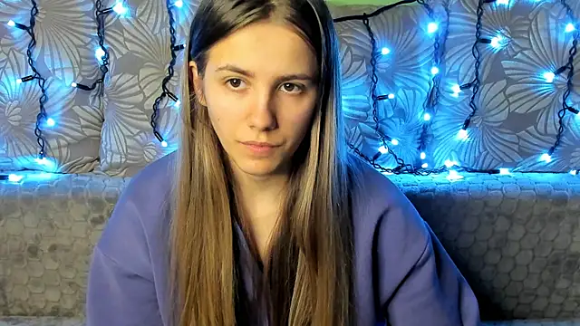 Snapshot of MaggieCake chatting on December 15, 2024, 12:40 am MaggieCake online show from December 15, 2024, 12:40 am