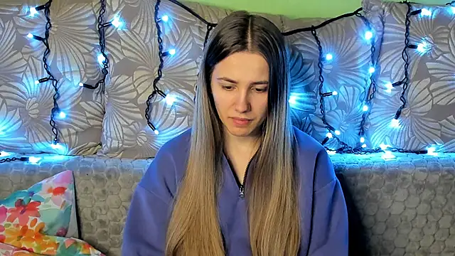 Snapshot of MaggieCake chatting on December 16, 2024, 12:59 am MaggieCake online show from December 16, 2024, 12:59 am