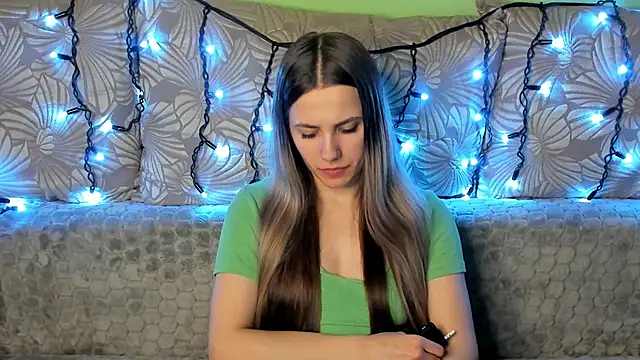 Snapshot of MaggieCake chatting on December 23, 2024, 1:40 am MaggieCake online show from December 23, 2024, 1:40 am