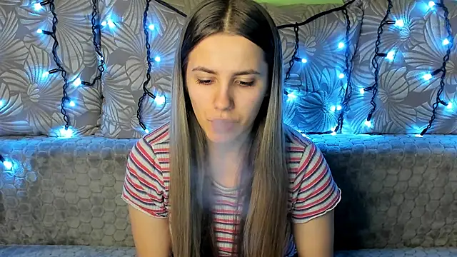 Snapshot of MaggieCake chatting on December 24, 2024, 12:44 am MaggieCake online show from December 24, 2024, 12:44 am